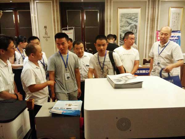 直讀光譜儀產品一出場就吸引了眾多鑄造行業專家的目光。